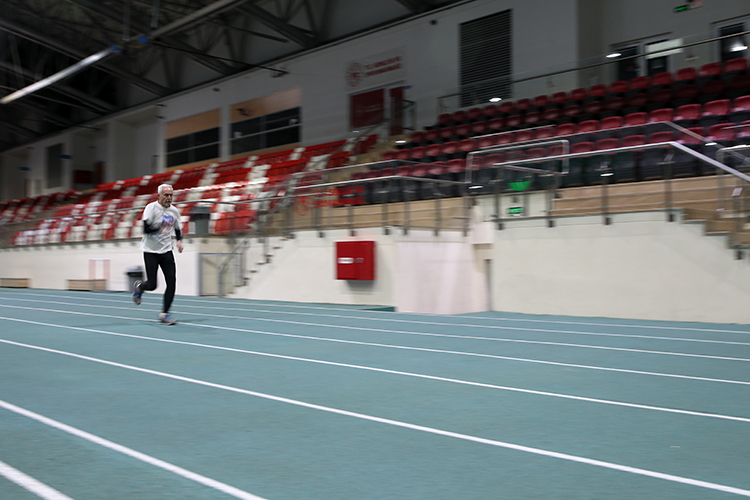 80 Yaşında Hem Doktor Hem Milli Atlet: Pistte Rekor Kırmaya Devam Ediyor