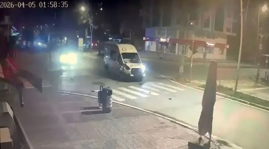 Antalya’da Ambulans ile Minibüs Çarpıştı: 2 Yaralı