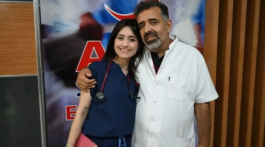 Doğduğu Hastaneye Doktor Olarak Döndü: Sağlık Memuru Babasıyla Aynı Çatı Altında Çalışıyor